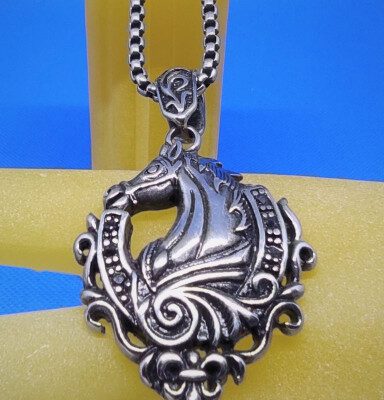Pendentif cheval et fleur de lys