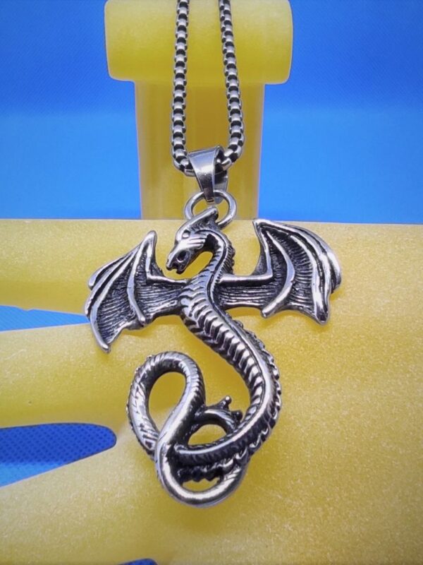 Pendentif gothique acier profil dragon ailé, style gothique rock biker animaux