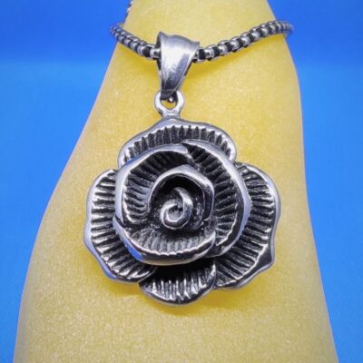 Pendentif gothique rose