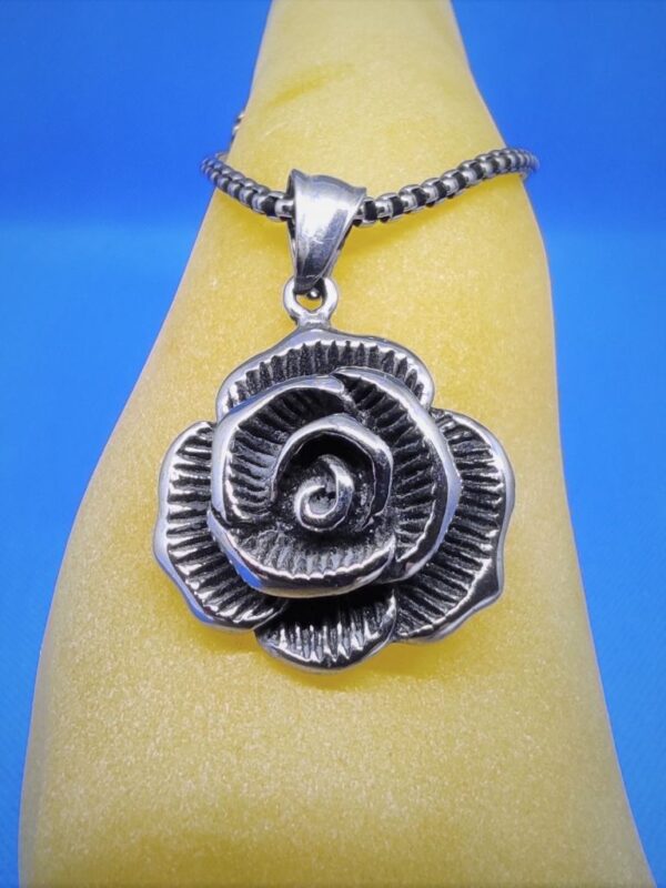 Pendentif gothique acier rose, style gothique rock biker