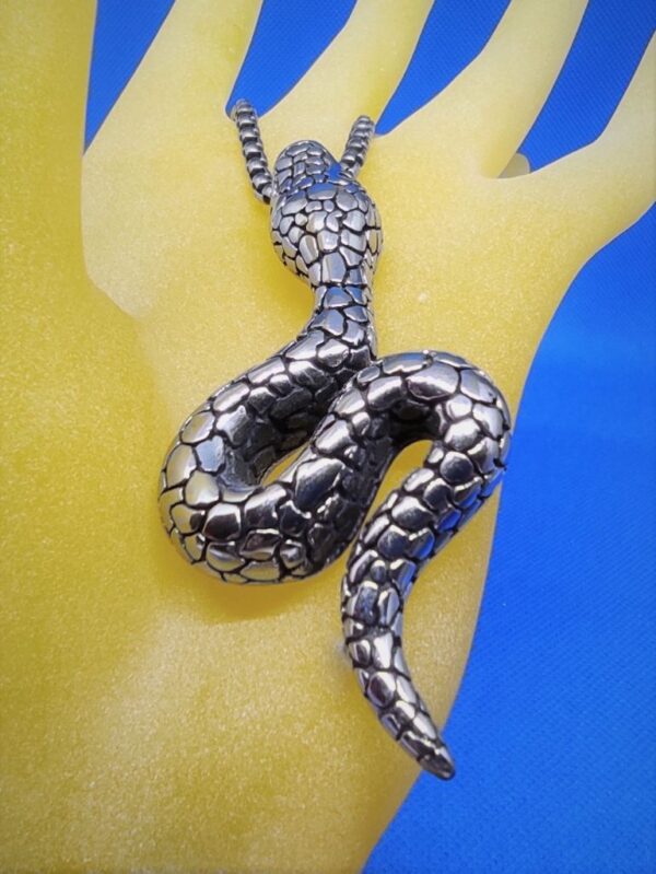 Pendentif gothique acier serpent, style gothique rock biker