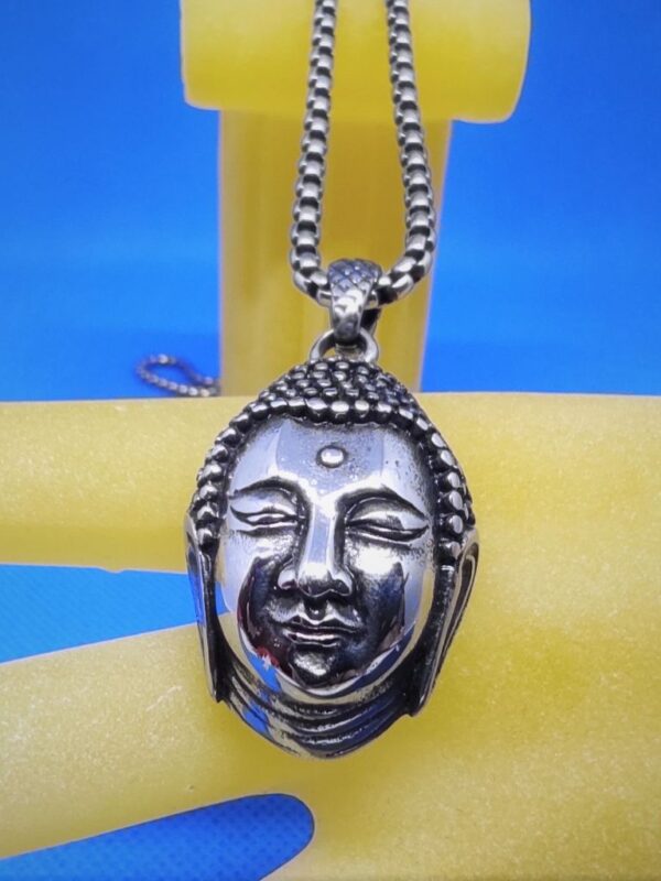 Pendentif gothique acier tête de bouddha, style gothique rock biker