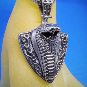 Pendentif gothique acier tête de cobra, style gothique rock biker animaux