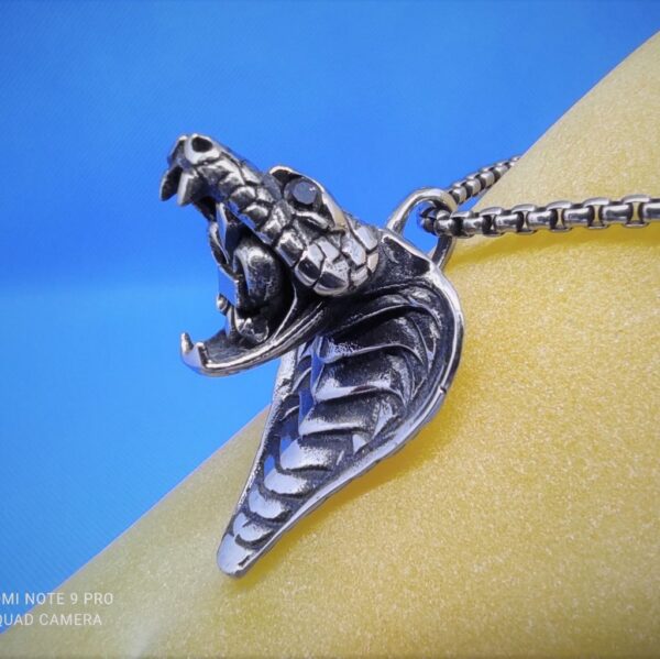 Pendentif gothique acier tête de cobra avec fleur de lys, style gothique rock biker animaux