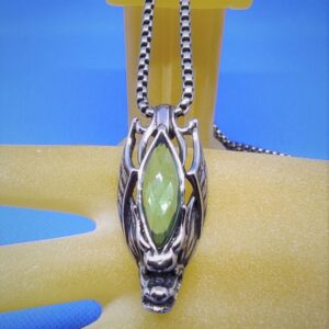 Pendentif gothique acier tête de dragon ailé avec pierre taillée verte claire, style gothique rock biker animaux