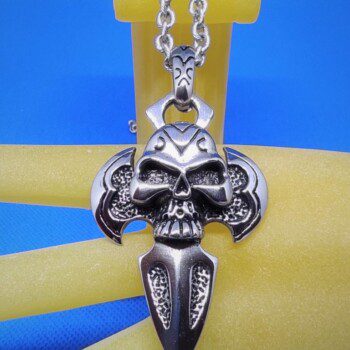 Pendentif D gothique acier tête de mort fichée, style gothique rock biker punk