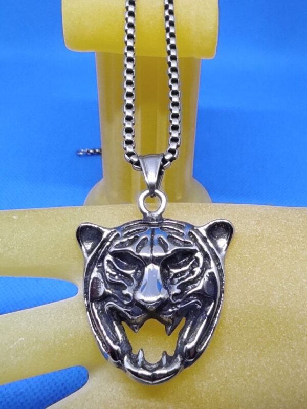 Pendentif gothique acier tête de tigre, style gothique rock biker animaux