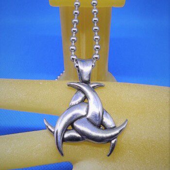 Pendentif gothique acier triskèle viking, style gothique rock biker viking