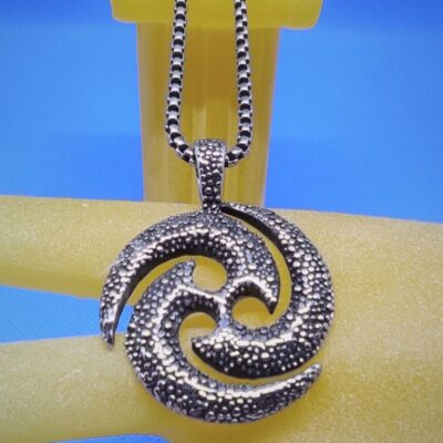 Pendentif viking triskèle noir ponctué points blancs